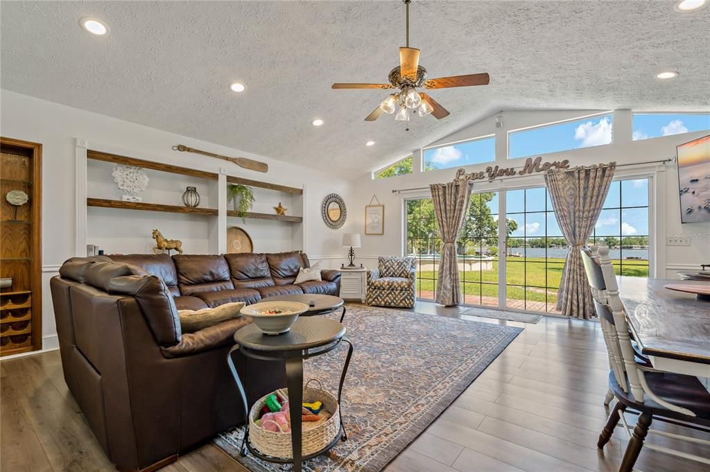 На продажу: $1,075,000 (4 спален, 2 ванн, 2335 Квадратных фут)