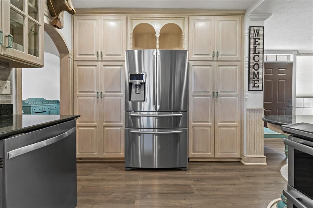 На продажу: $1,075,000 (4 спален, 2 ванн, 2335 Квадратных фут)