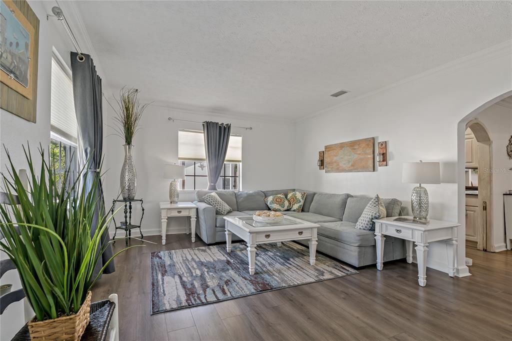 На продажу: $1,075,000 (4 спален, 2 ванн, 2335 Квадратных фут)