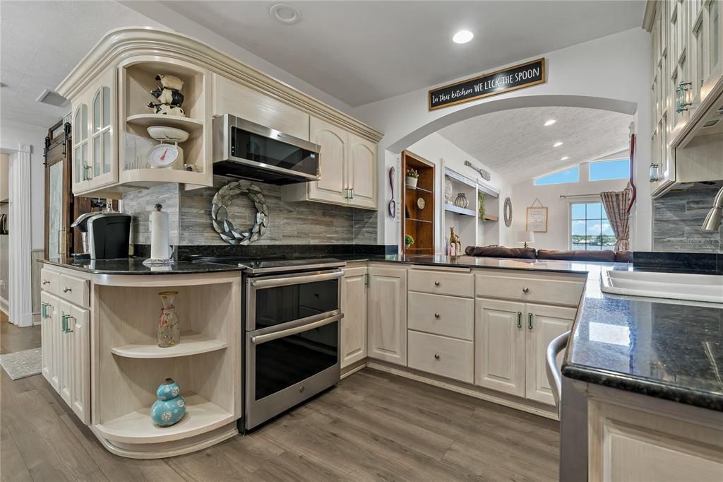 На продажу: $1,075,000 (4 спален, 2 ванн, 2335 Квадратных фут)