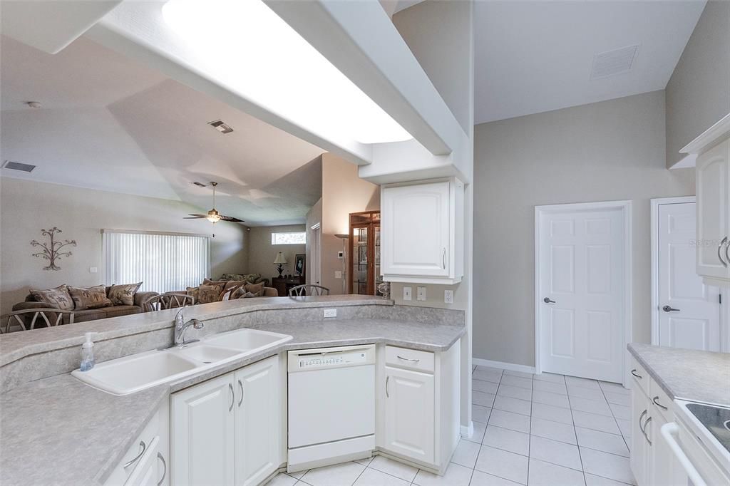 For Sale: $349,000 (3 beds, 2 baths, 1667 Square Feet)