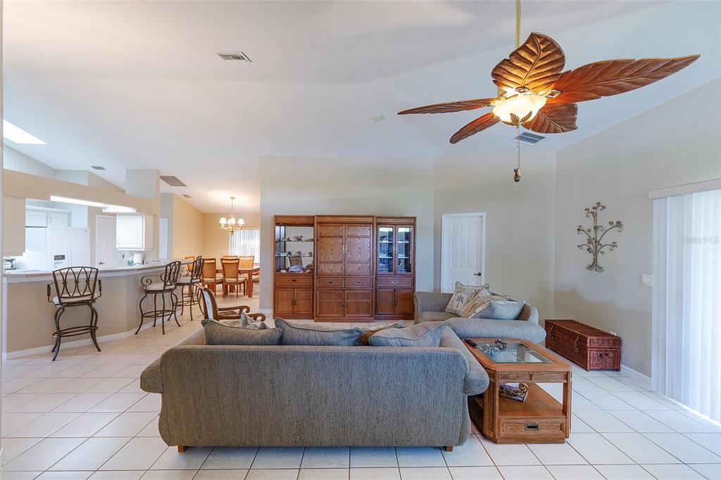 For Sale: $349,000 (3 beds, 2 baths, 1667 Square Feet)