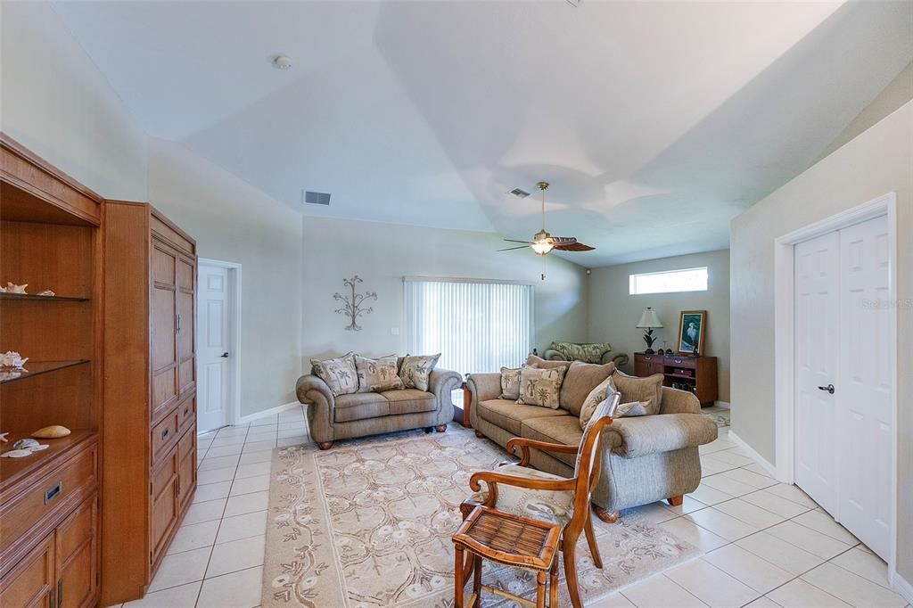 For Sale: $349,000 (3 beds, 2 baths, 1667 Square Feet)