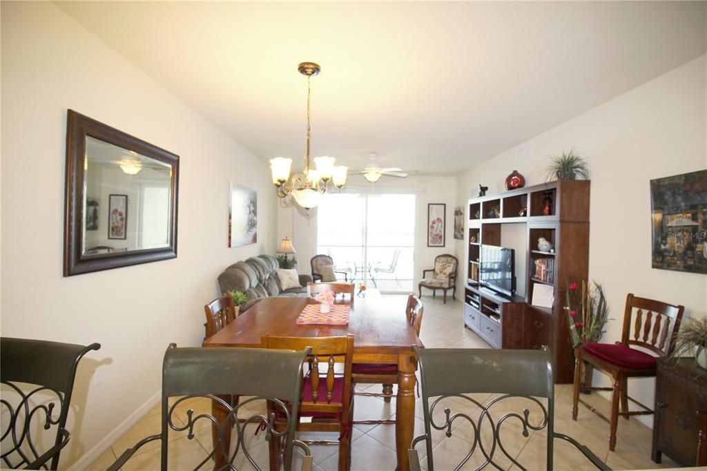 На продажу: $274,900 (2 спален, 2 ванн, 1121 Квадратных фут)