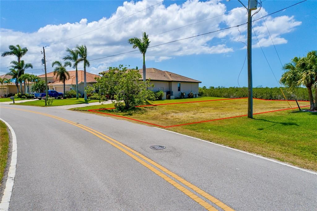 На продажу: $353,053 (0.23 acres)