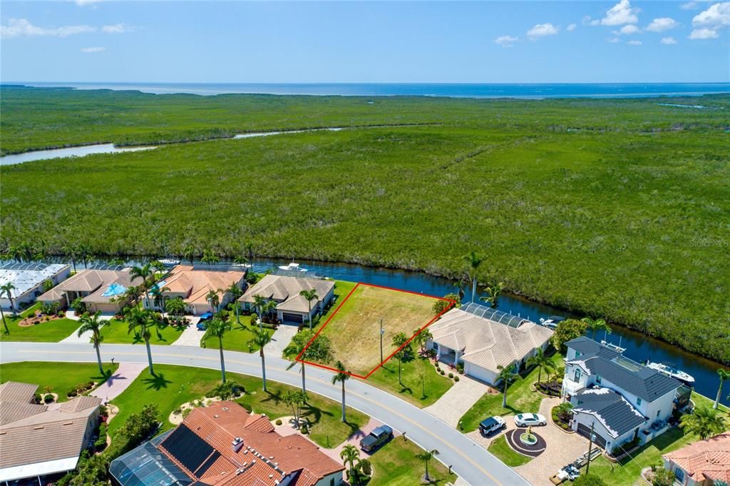 На продажу: $353,053 (0.23 acres)