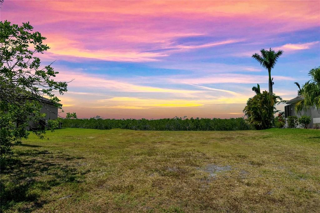 На продажу: $353,053 (0.23 acres)