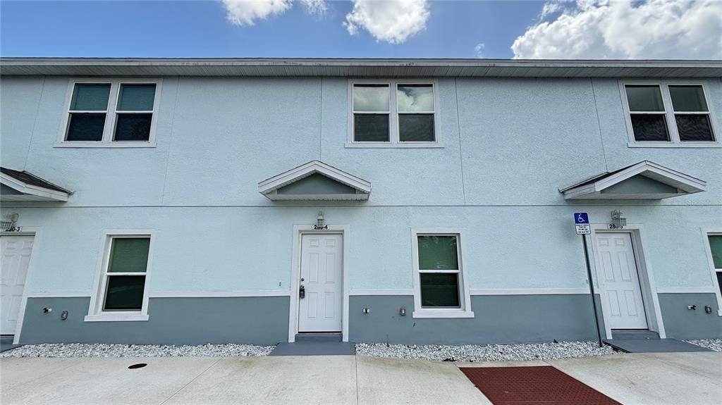 Recently Rented: $1,900 (3 beds, 3 baths, 1436 Square Feet)