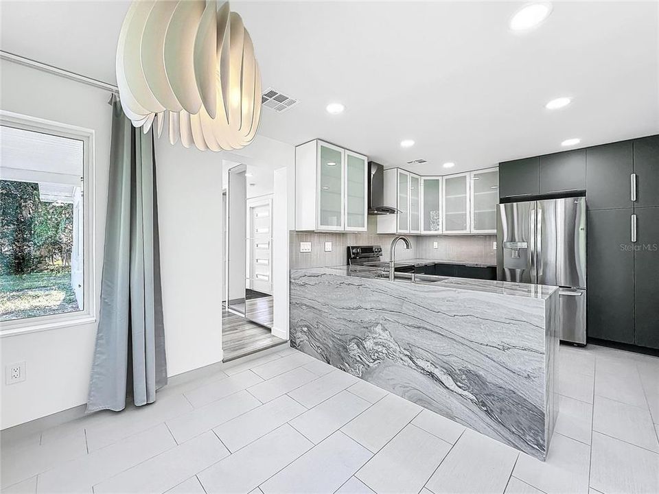 For Sale: $425,000 (2 beds, 2 baths, 1230 Square Feet)