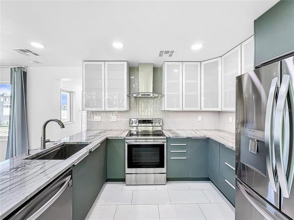 For Sale: $425,000 (2 beds, 2 baths, 1230 Square Feet)
