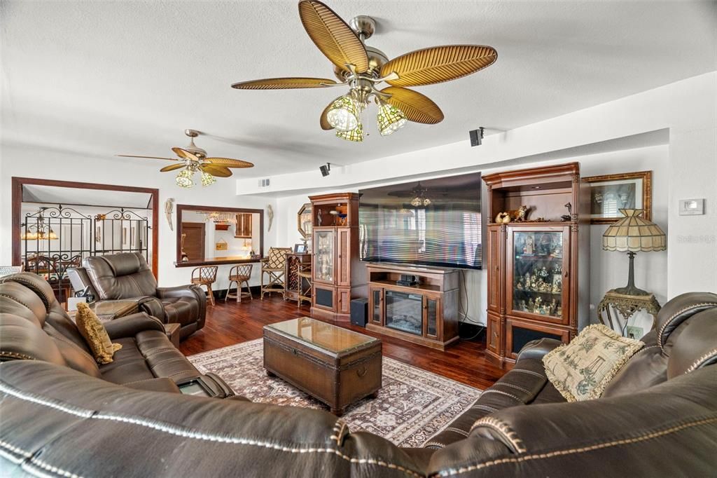 На продажу: $1,599,000 (5 спален, 4 ванн, 2840 Квадратных фут)