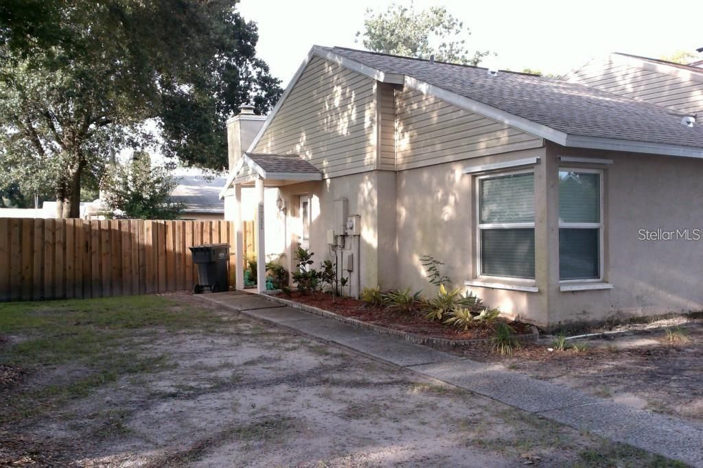 Recently Sold: $299,000 (2 beds, 2 baths, 945 Square Feet)