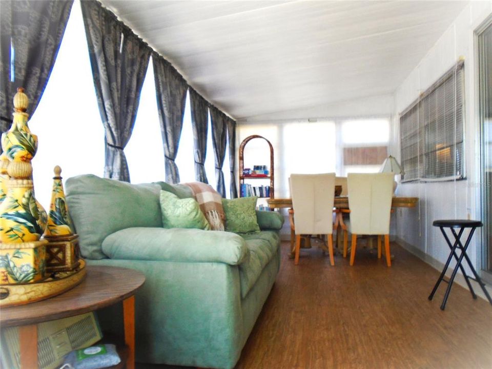 For Sale: $99,000 (2 beds, 1 baths, 852 Square Feet)