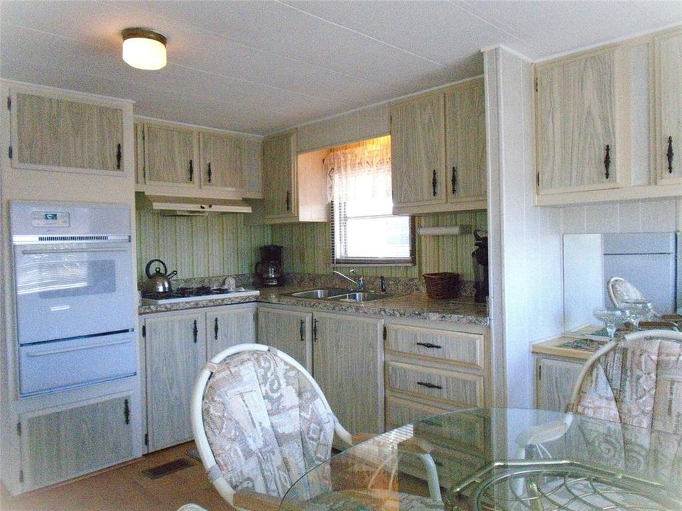 For Sale: $99,000 (2 beds, 1 baths, 852 Square Feet)