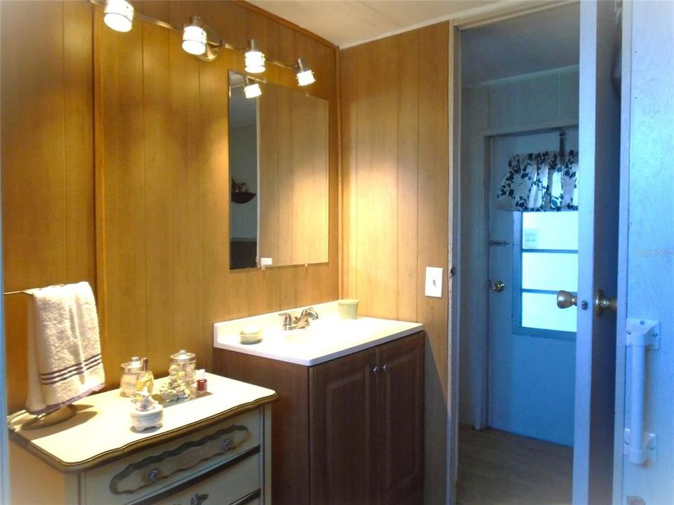 For Sale: $99,000 (2 beds, 1 baths, 852 Square Feet)