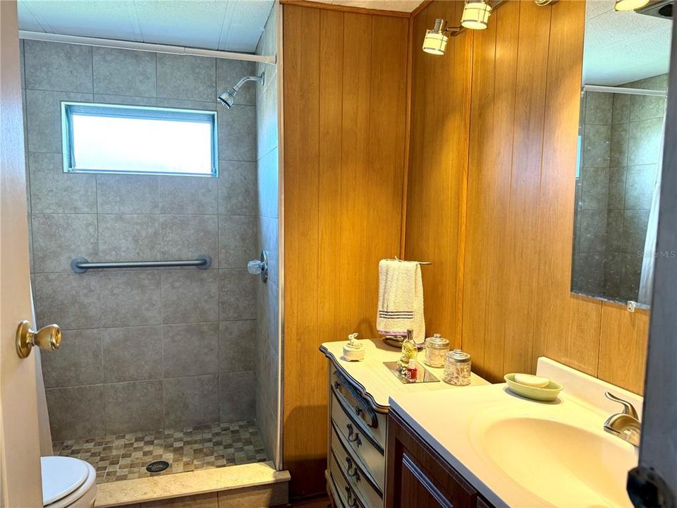 For Sale: $99,000 (2 beds, 1 baths, 852 Square Feet)