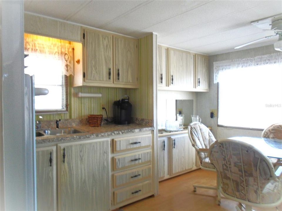 For Sale: $99,000 (2 beds, 1 baths, 852 Square Feet)