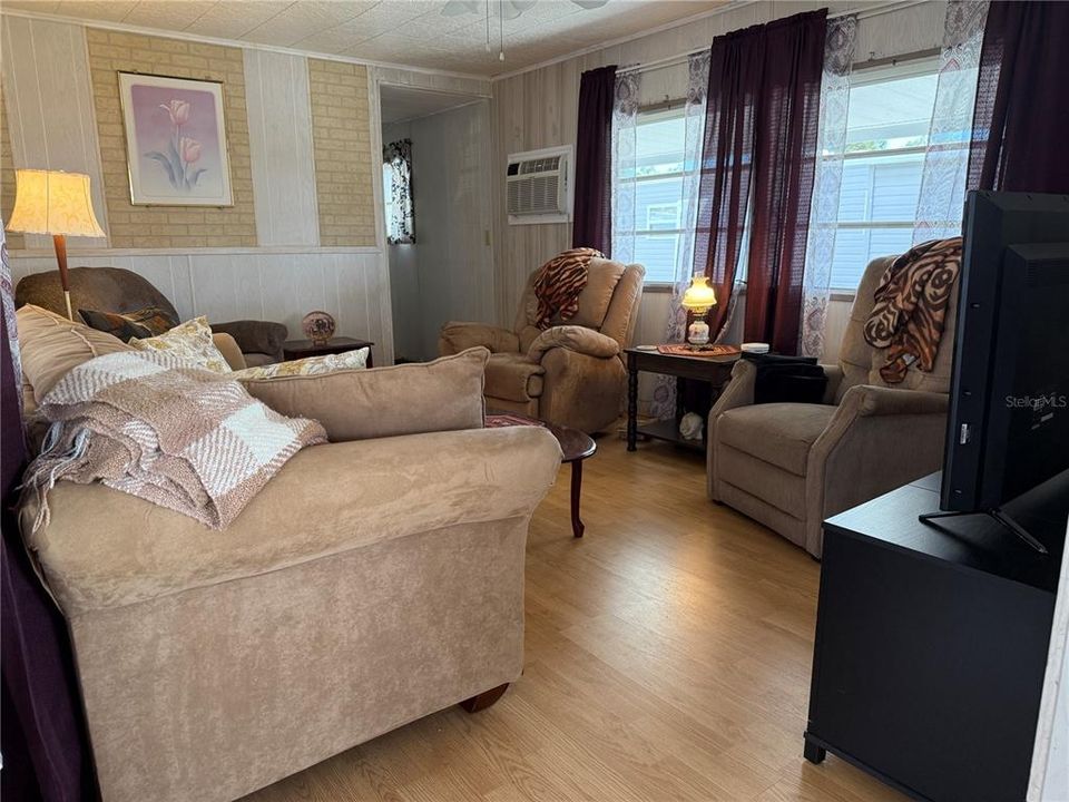 For Sale: $99,000 (2 beds, 1 baths, 852 Square Feet)