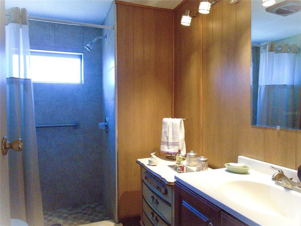 For Sale: $99,000 (2 beds, 1 baths, 852 Square Feet)