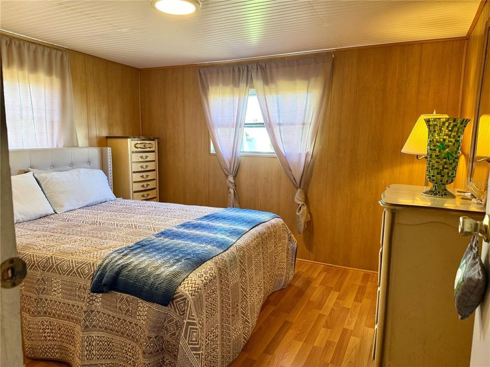 For Sale: $99,000 (2 beds, 1 baths, 852 Square Feet)