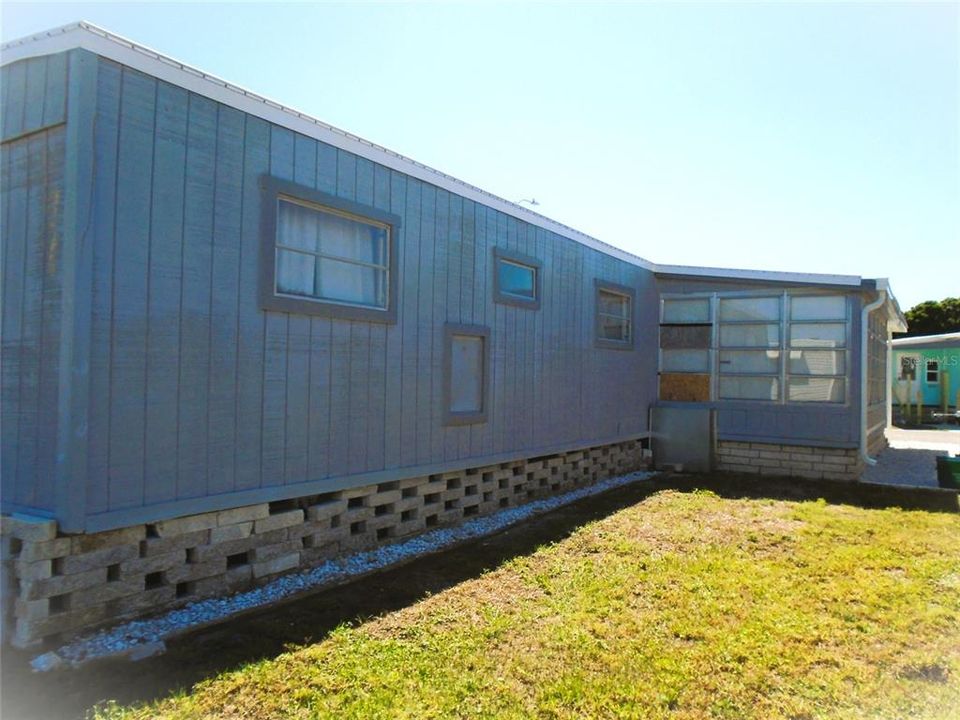 For Sale: $99,000 (2 beds, 1 baths, 852 Square Feet)