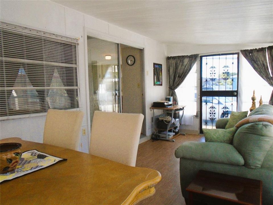 For Sale: $99,000 (2 beds, 1 baths, 852 Square Feet)