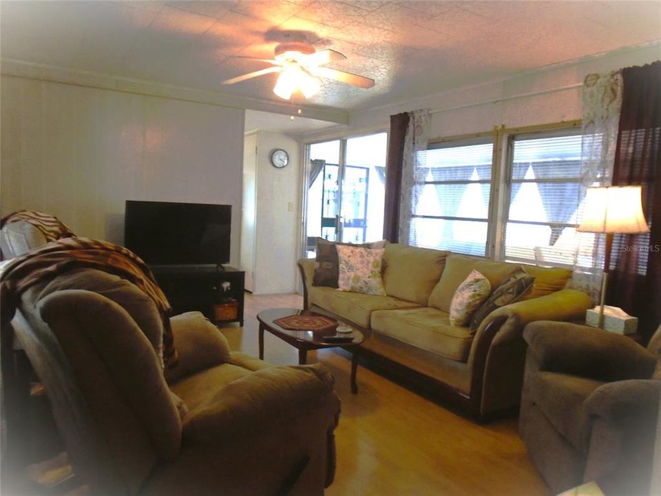 For Sale: $99,000 (2 beds, 1 baths, 852 Square Feet)