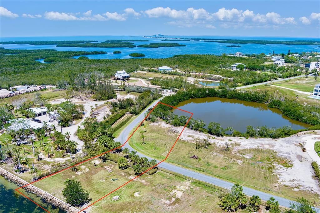 На продажу: $685,000 (1.24 acres)