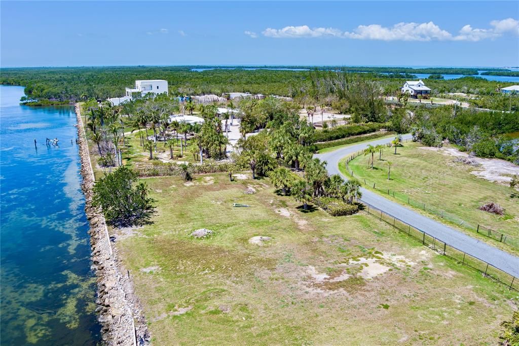На продажу: $685,000 (1.24 acres)