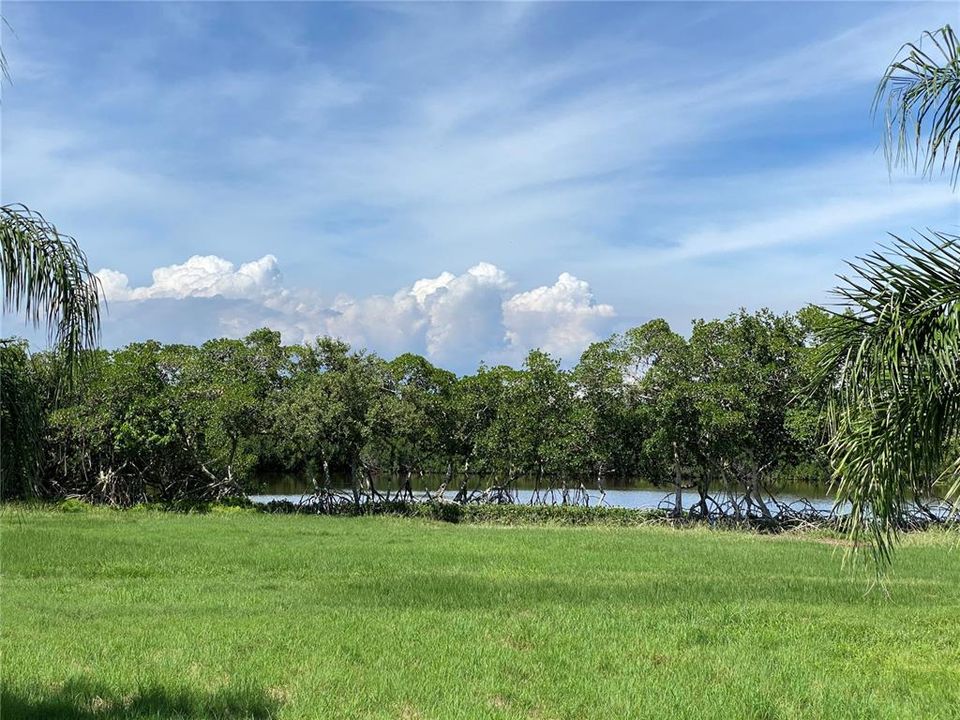 На продажу: $685,000 (1.24 acres)