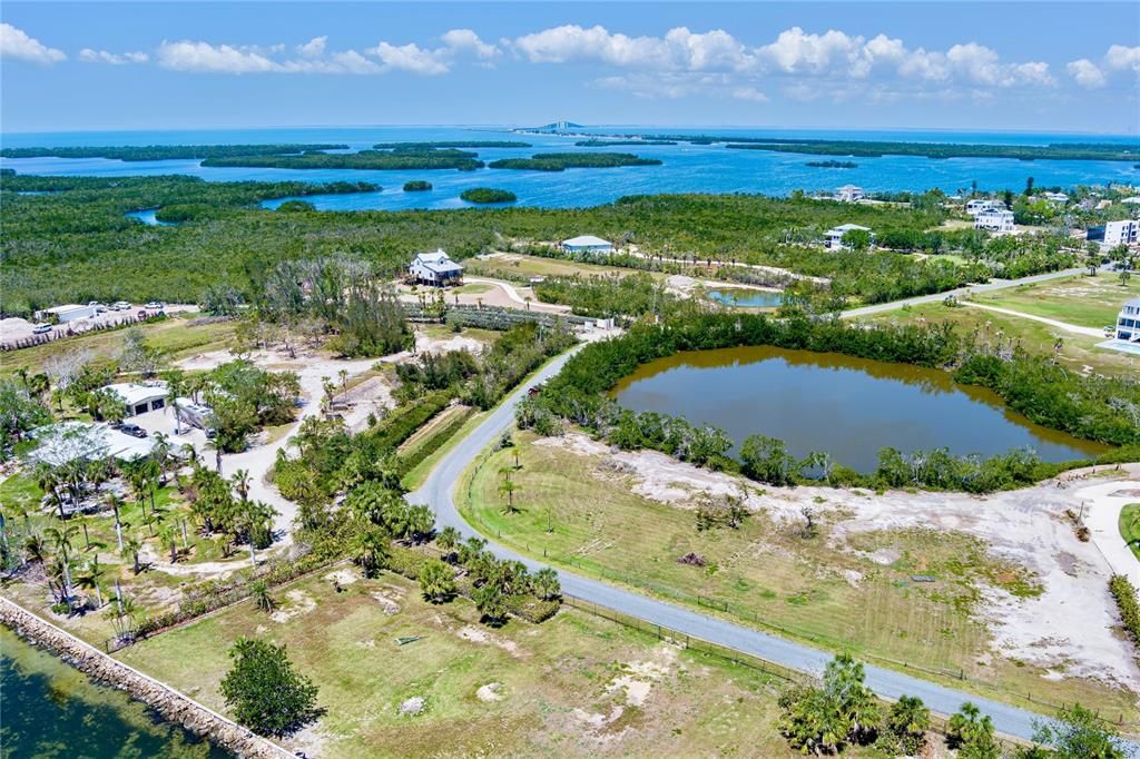 На продажу: $685,000 (1.24 acres)