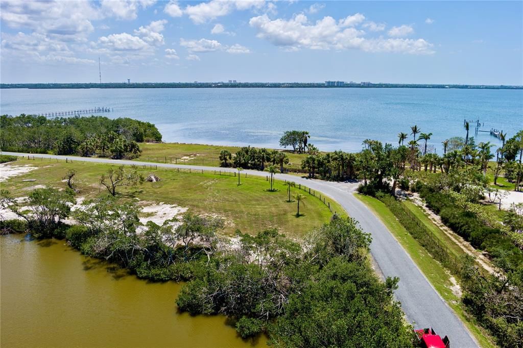 На продажу: $685,000 (1.24 acres)