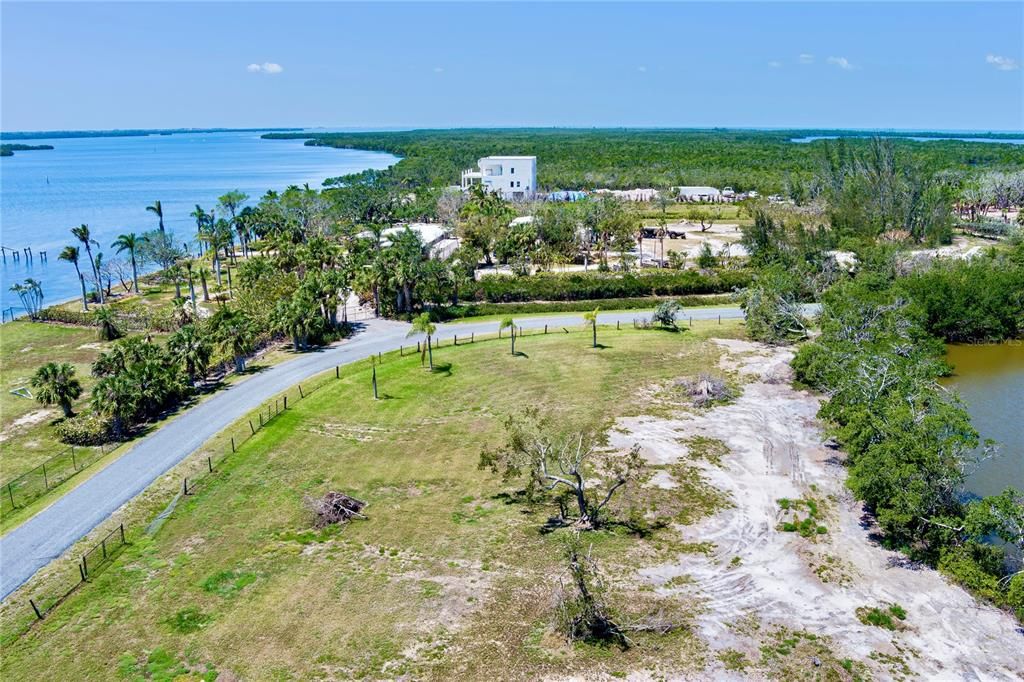 На продажу: $685,000 (1.24 acres)