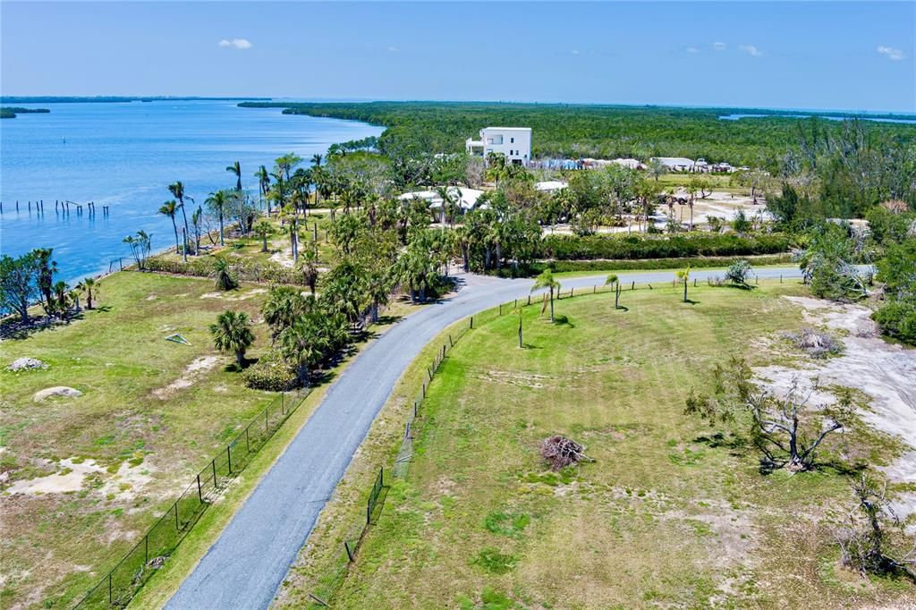 На продажу: $685,000 (1.24 acres)