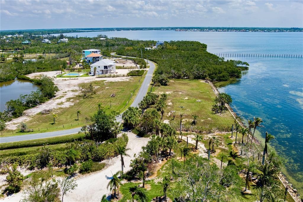 На продажу: $685,000 (1.24 acres)