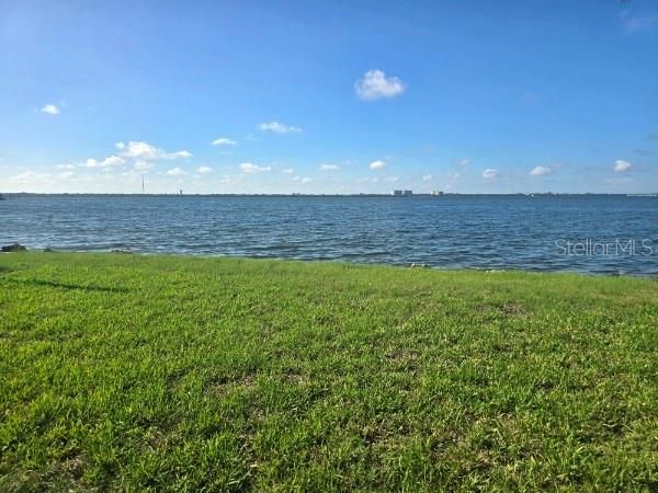 На продажу: $685,000 (1.24 acres)