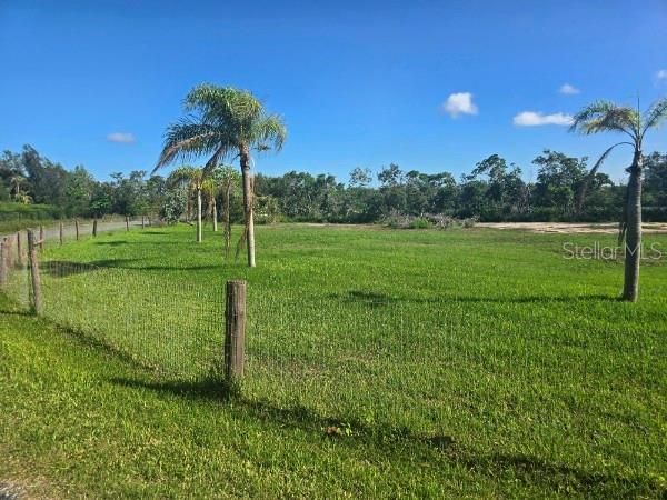 На продажу: $685,000 (1.24 acres)