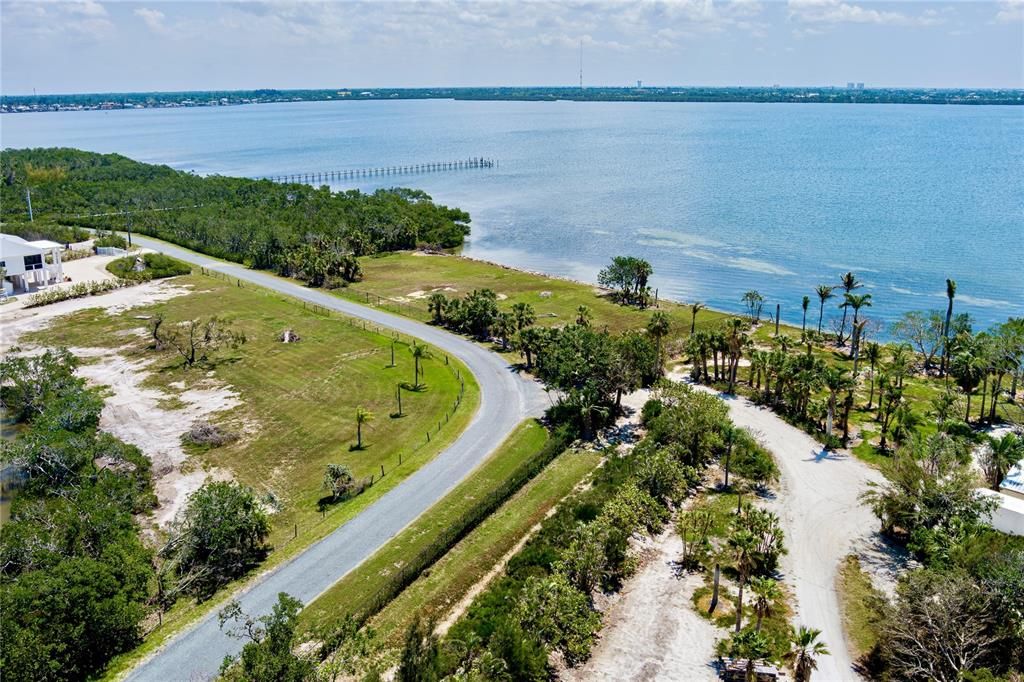 На продажу: $685,000 (1.24 acres)