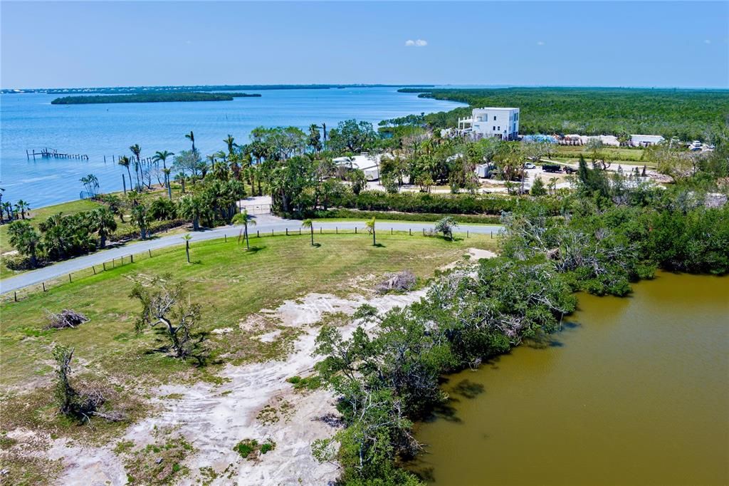 На продажу: $685,000 (1.24 acres)