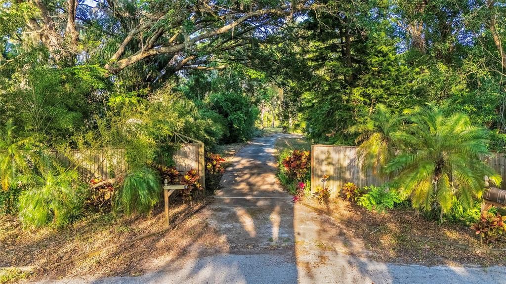 Под контрактом: $315,000 (1.01 acres)