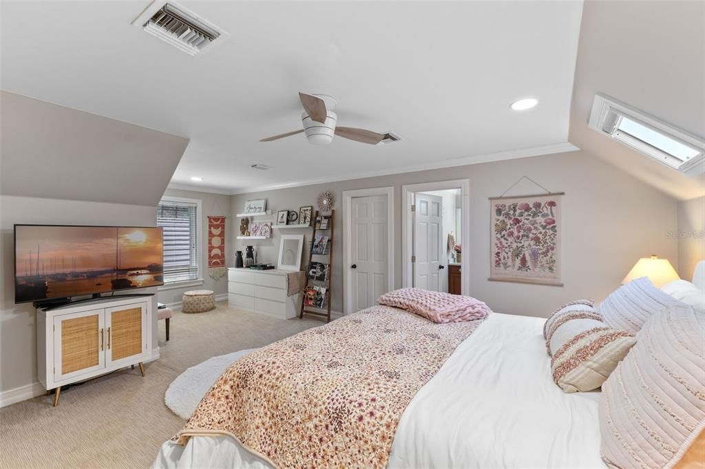 For Sale: $2,100,000 (4 beds, 4 baths, 4100 Square Feet)