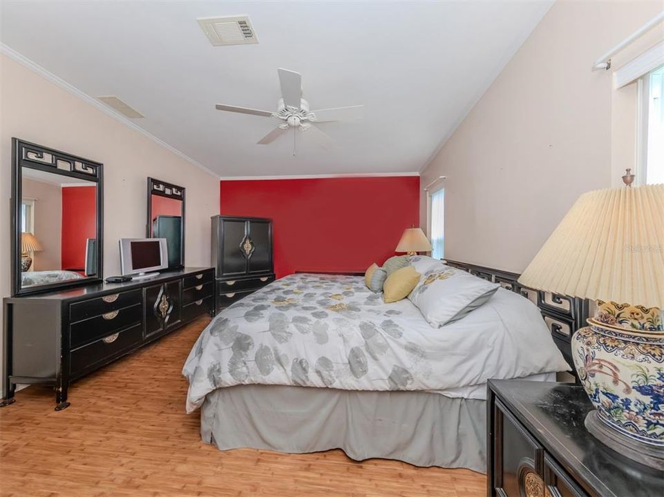 Под контрактом: $189,900 (3 спален, 2 ванн, 1430 Квадратных фут)