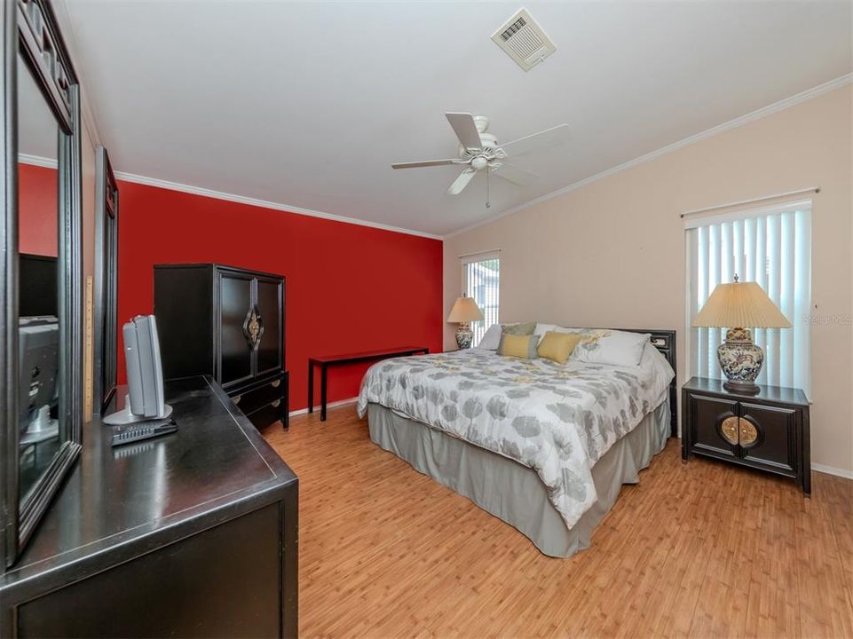 Под контрактом: $189,900 (3 спален, 2 ванн, 1430 Квадратных фут)