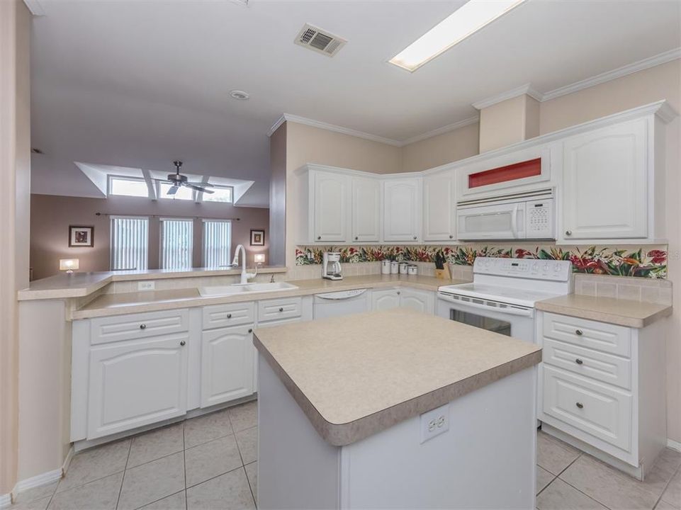 Под контрактом: $189,900 (3 спален, 2 ванн, 1430 Квадратных фут)