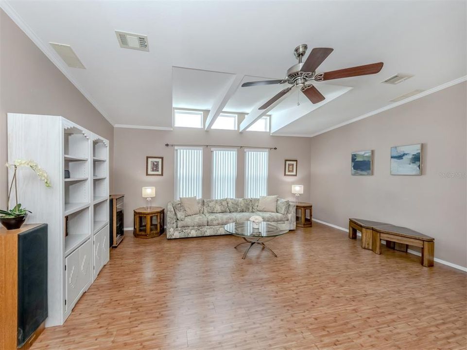 Под контрактом: $189,900 (3 спален, 2 ванн, 1430 Квадратных фут)