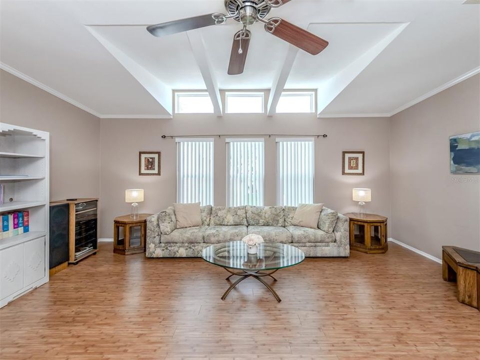 Под контрактом: $189,900 (3 спален, 2 ванн, 1430 Квадратных фут)