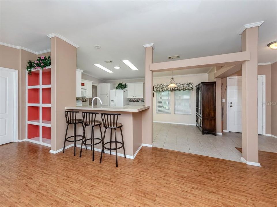 Под контрактом: $189,900 (3 спален, 2 ванн, 1430 Квадратных фут)