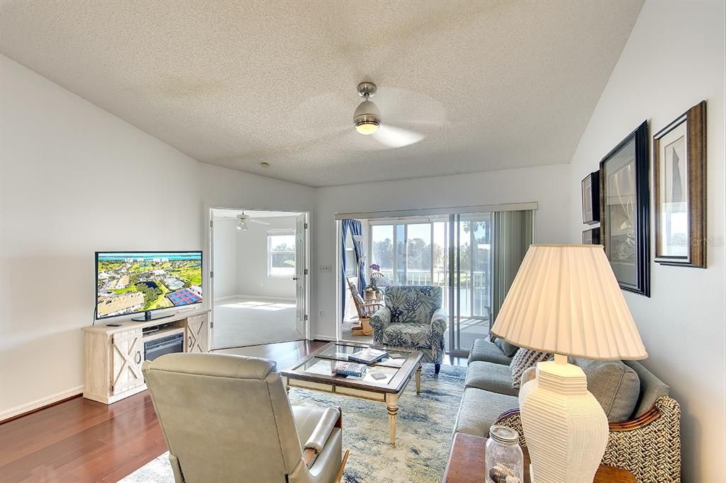 待售: $249,900 (2 贝兹, 2 浴室, 1272 平方英尺)