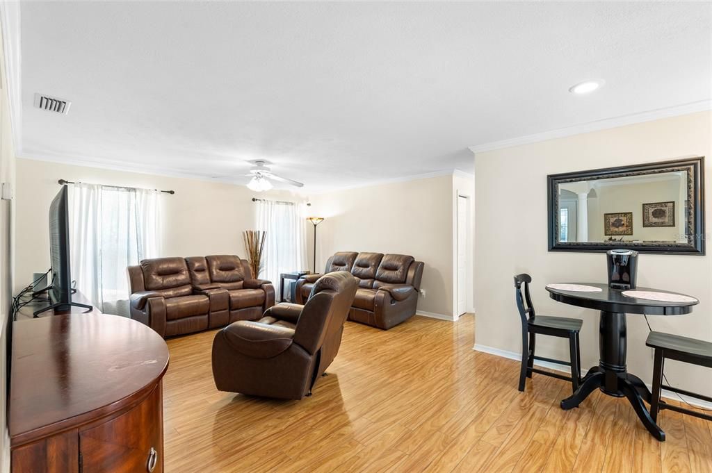 Под контрактом: $360,000 (3 спален, 3 ванн, 1832 Квадратных фут)