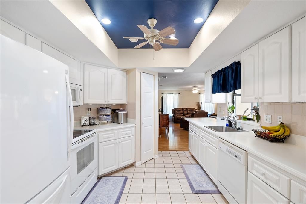 Под контрактом: $360,000 (3 спален, 3 ванн, 1832 Квадратных фут)